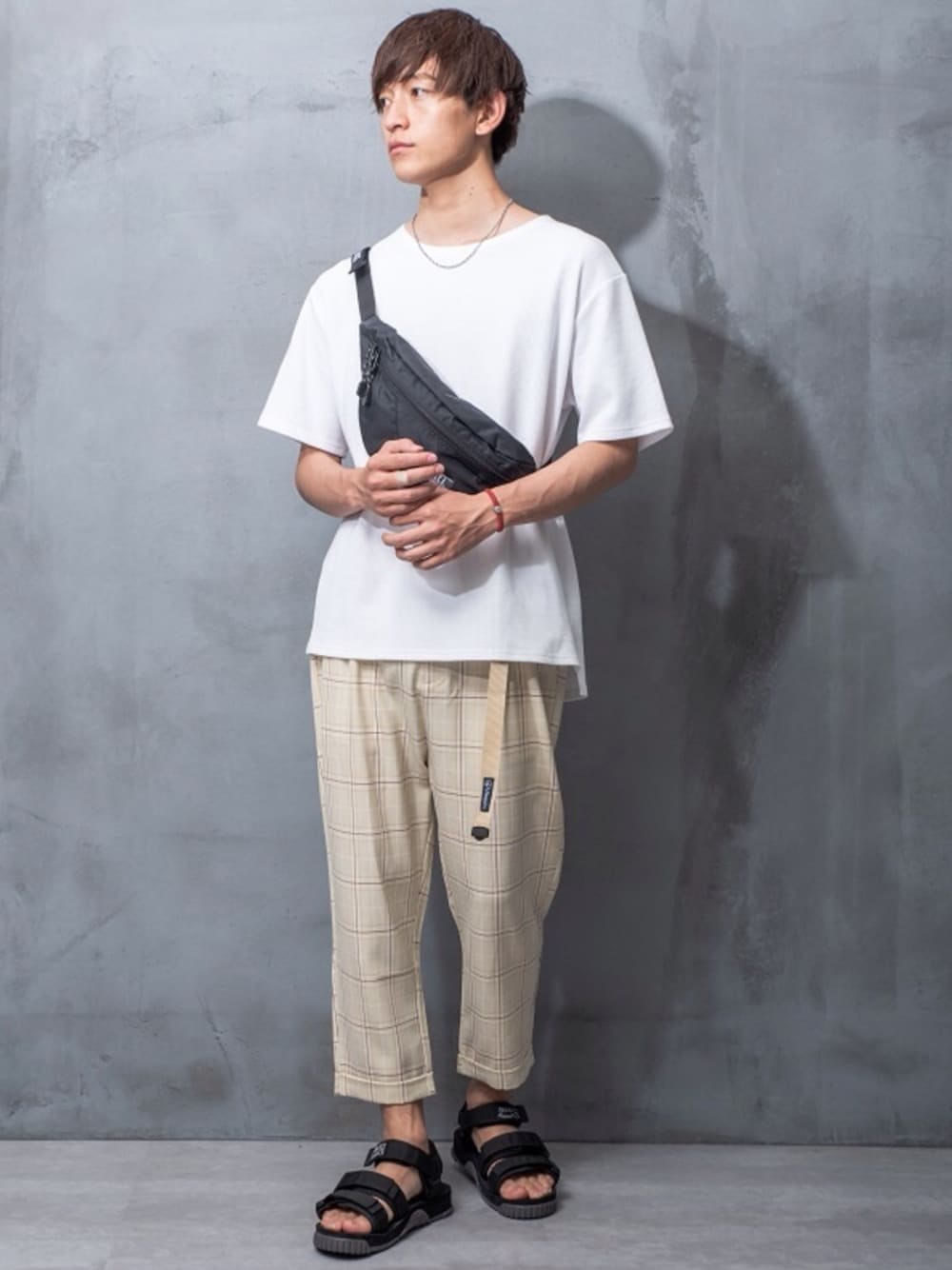 ホワイト系のTシャツ/カットソー、ブラウン系のその他パンツ、ブラック系のボディバッグ/ウエストポーチを着用したメンズの夏コーディネートの1枚目の写真