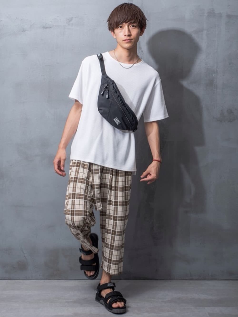 ベージュ系のその他パンツ、ブラック系のボディバッグ/ウエストポーチを着用したメンズの夏コーディネートの1枚目の写真