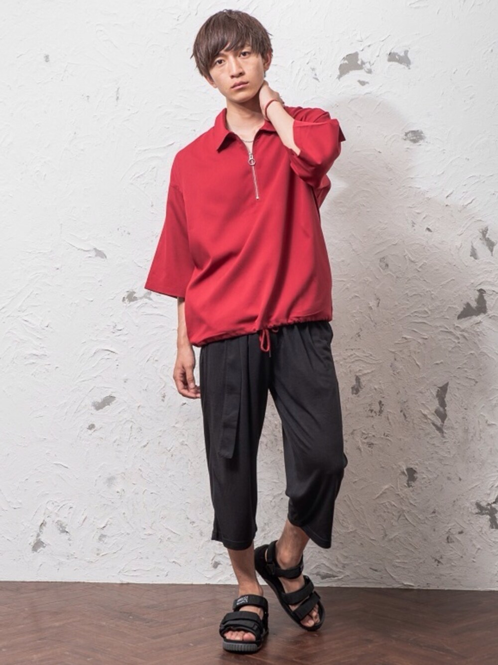 グレー系のシャツ/ブラウス、ベージュ系のその他パンツを着用したメンズの夏コーディネートの1枚目の写真