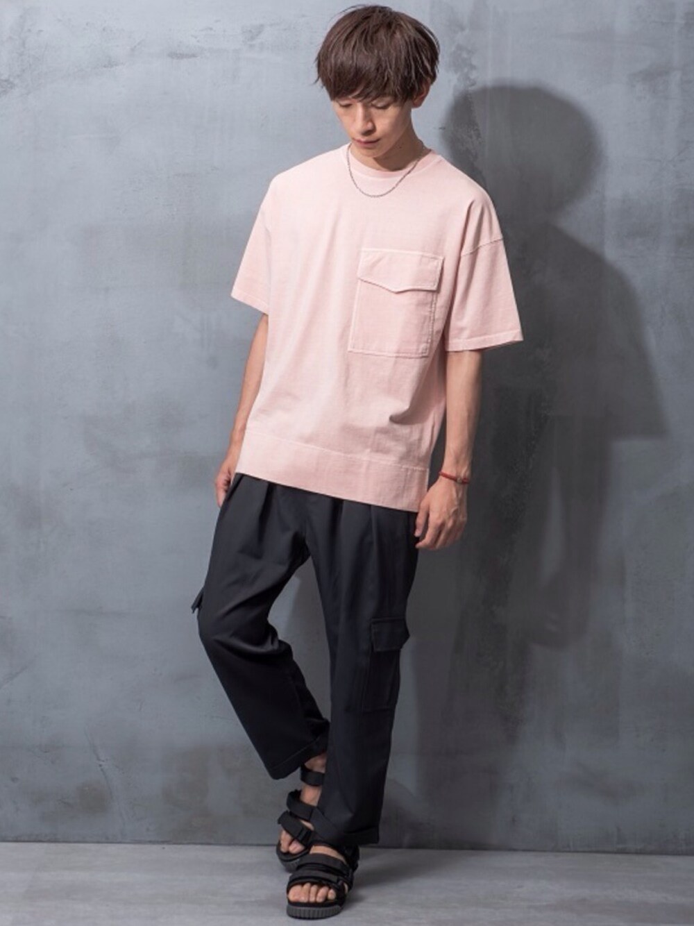 ピンク系のTシャツ/カットソー、グレー系のカーゴパンツを着用したメンズの夏コーディネートの1枚目の写真