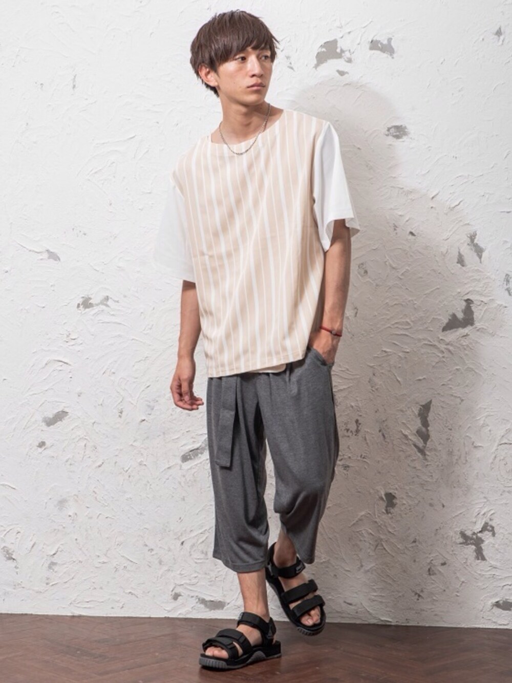 ホワイト系のシャツ/ブラウス、ベージュ系のその他パンツを着用したメンズの夏コーディネートの1枚目の写真