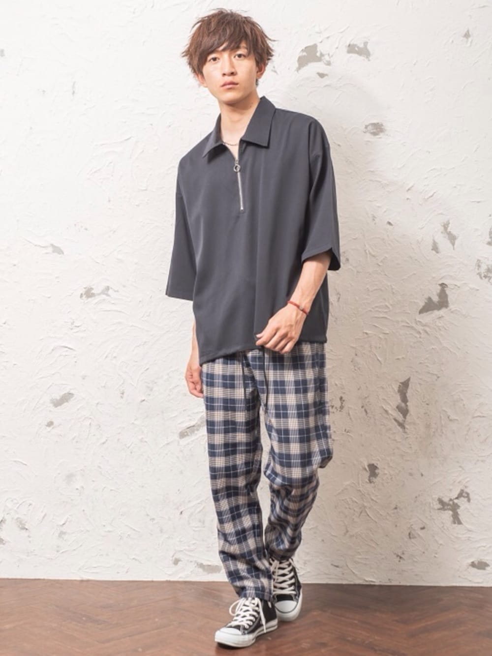 グレー系のシャツ/ブラウス、ブルー系のその他パンツを着用したメンズの夏コーディネートの1枚目の写真