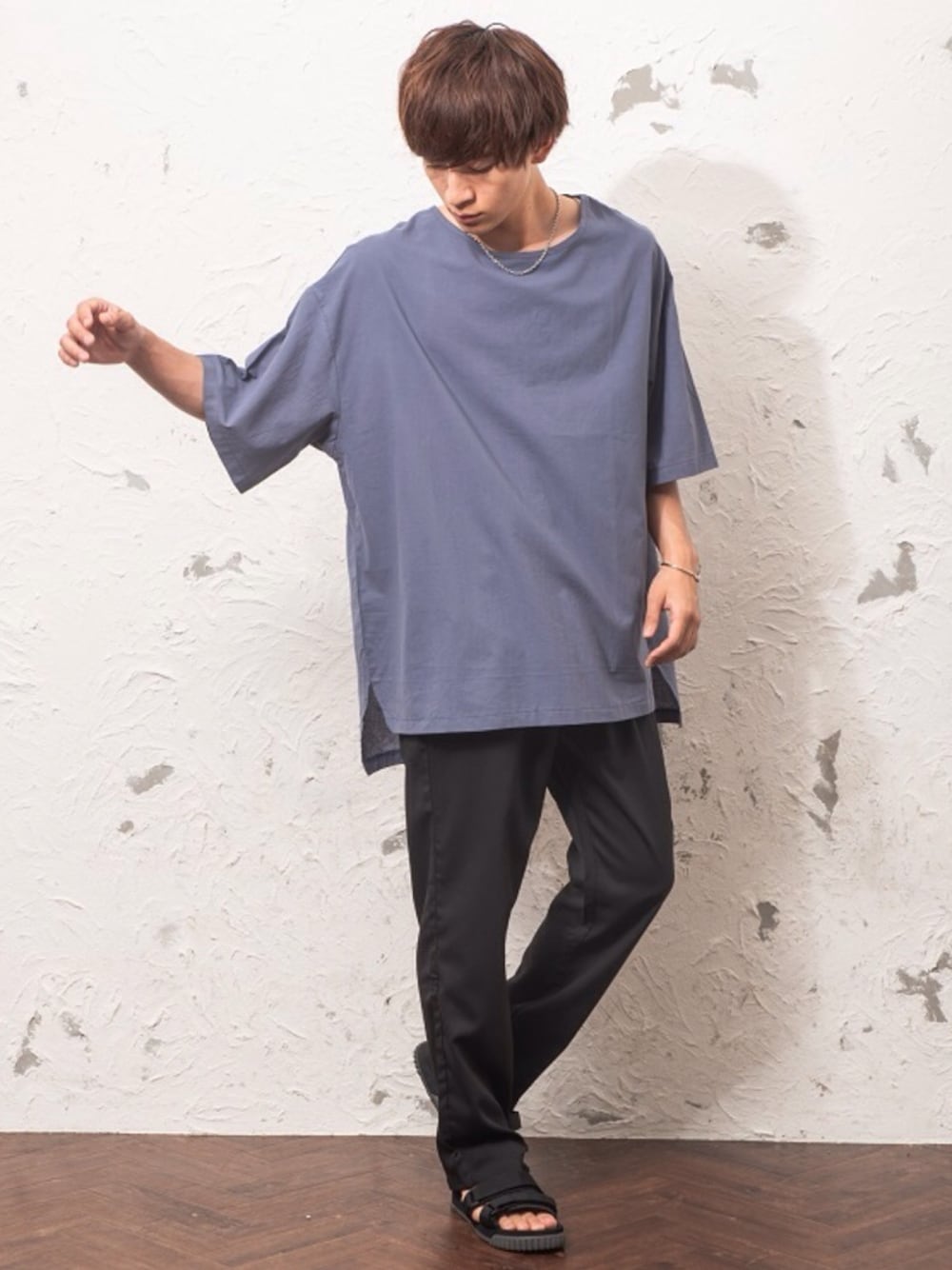 ブルー系のTシャツ/カットソー、ブルー系のスラックスを着用したメンズの夏コーディネートの1枚目の写真