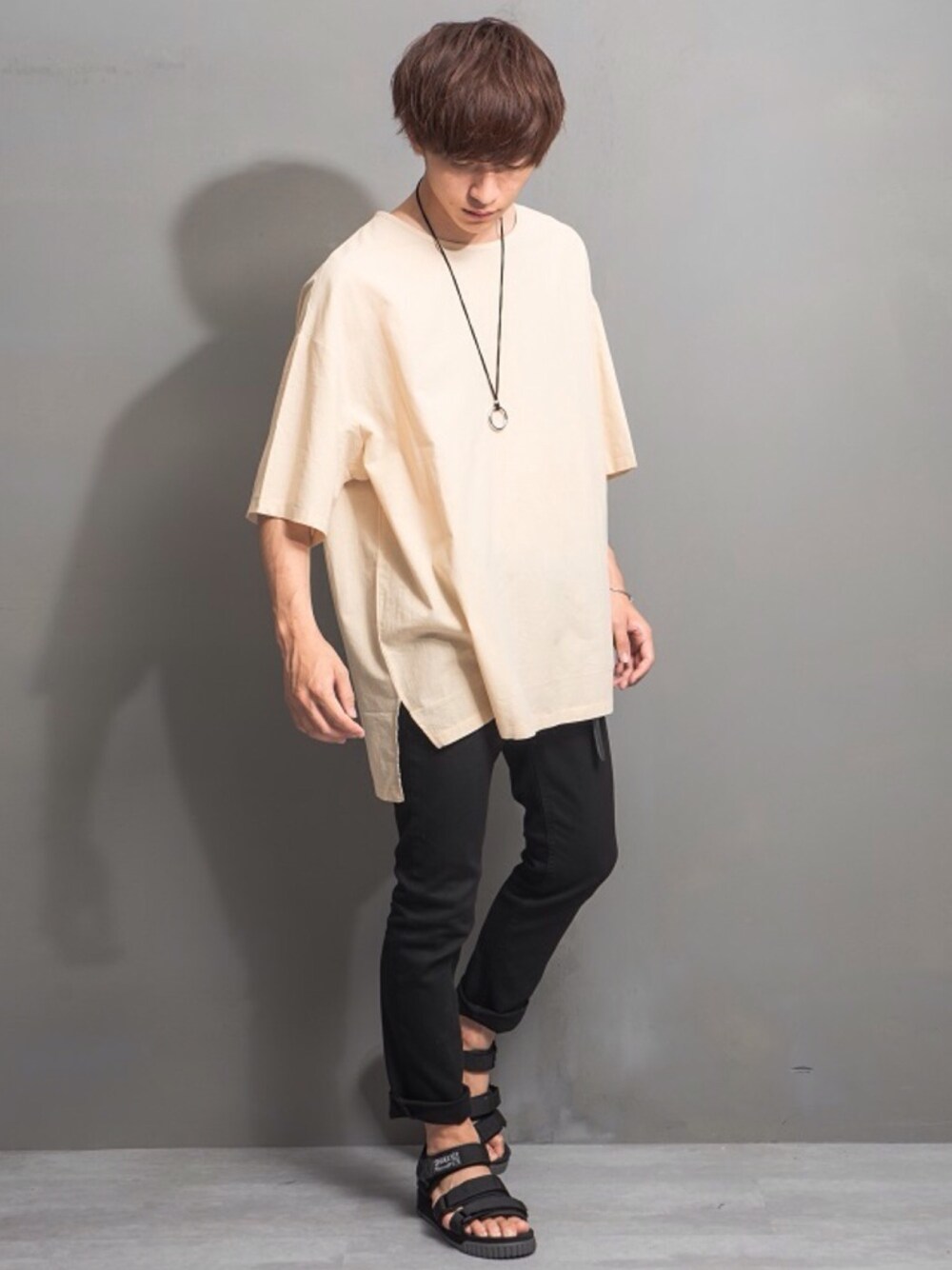 ブルー系のTシャツ/カットソー、シルバー系のネックレスを着用したメンズの夏コーディネートの1枚目の写真