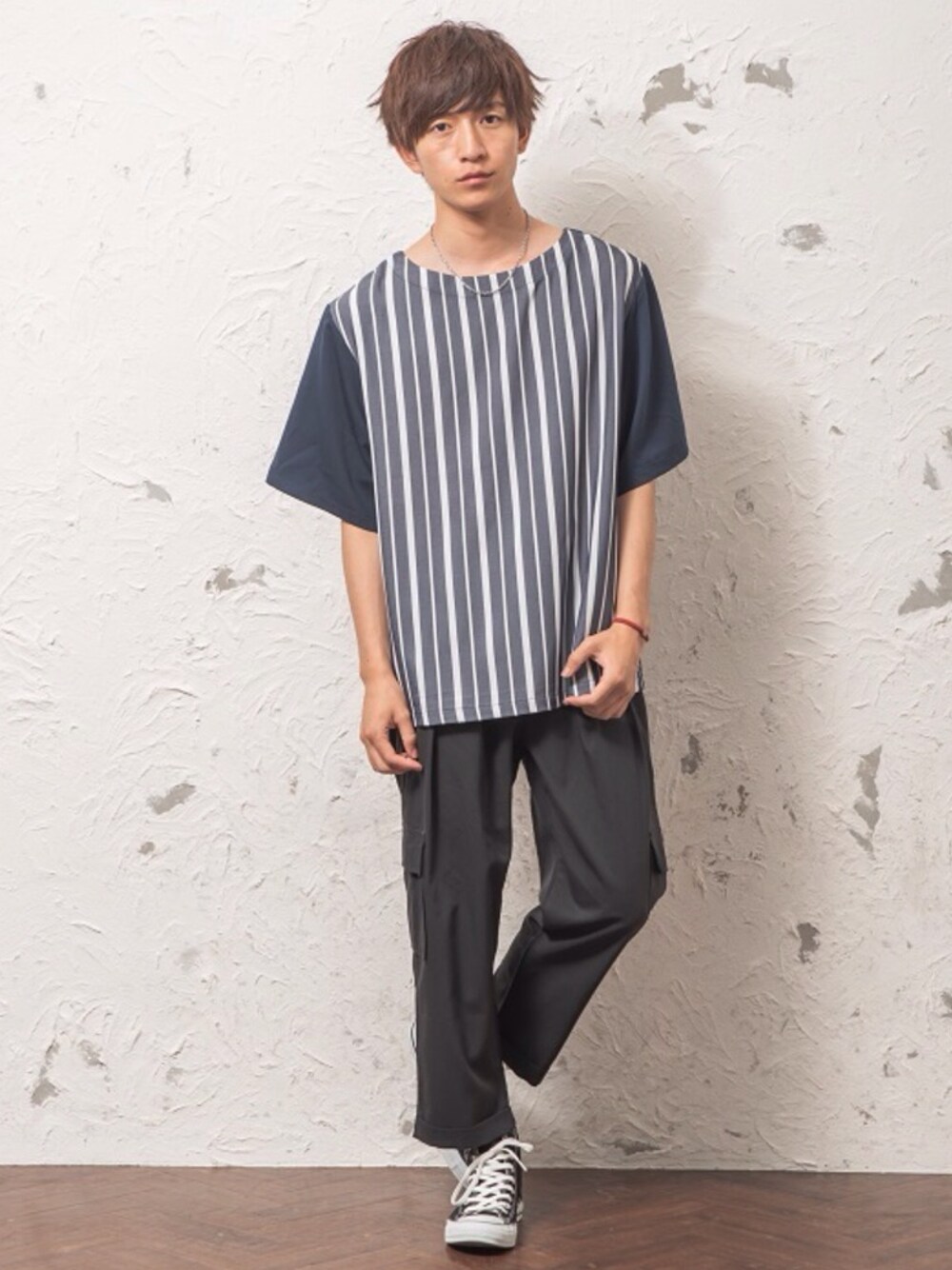 ホワイト系のシャツ/ブラウス、グレー系のカーゴパンツを着用したメンズの夏コーディネートの1枚目の写真