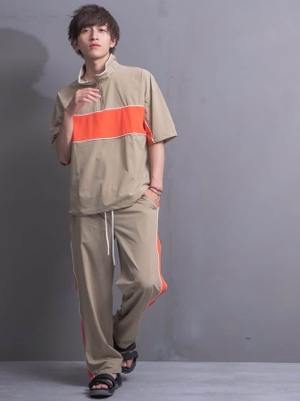 ベージュ系のTシャツ/カットソー、ベージュ系のその他パンツを着用したメンズの夏コーディネートの1枚目の写真