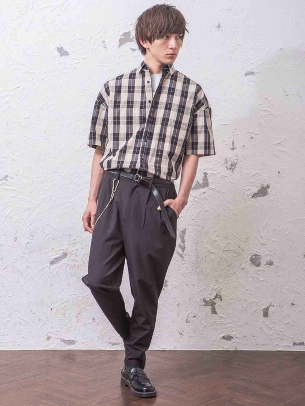 グレー系のシャツ/ブラウス、ブラック系のローファー、シルバー系のウォレットチェーンを着用したメンズの夏コーディネートの1枚目の写真