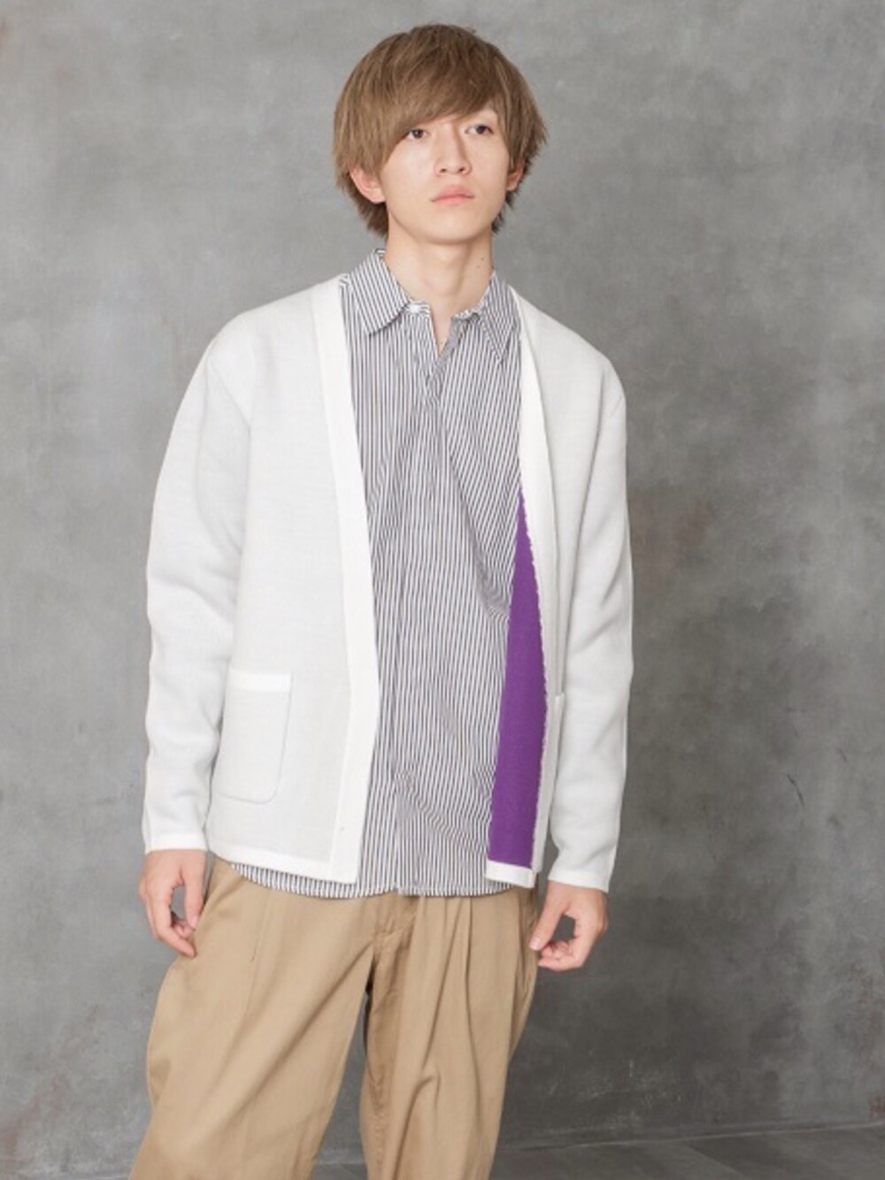 ホワイト系のカーディガン/ボレロ、イエロー系のその他パンツを着用したメンズの秋コーディネートの1枚目の写真