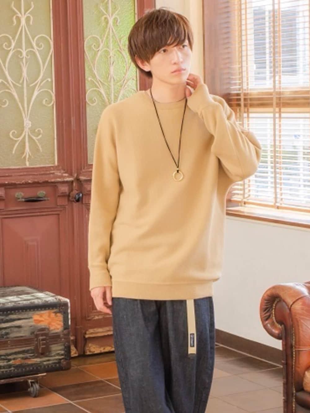 ベージュ系のニット/セーター、ブラック系のデニムパンツ、シルバー系のネックレスを着用したメンズの秋コーディネートの1枚目の写真