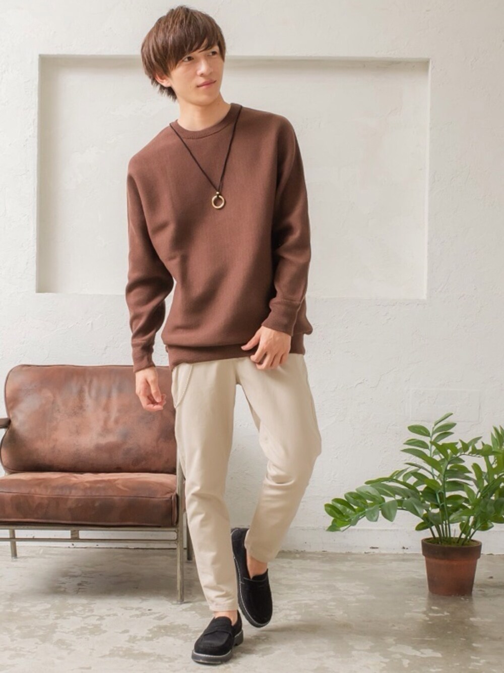ベージュ系のニット/セーター、ブラック系のチノパンツ、ブラック系のローファーを着用したメンズの秋コーディネートの1枚目の写真