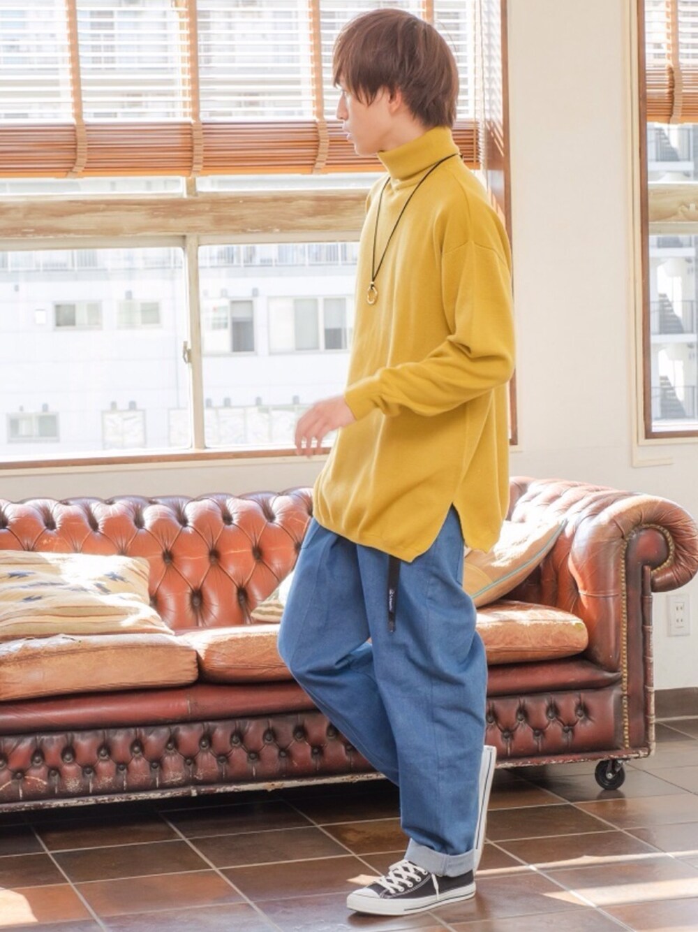 グリーン系のニット/セーター、ブルー系のデニムパンツ、シルバー系のネックレスを着用したメンズの秋コーディネートの1枚目の写真