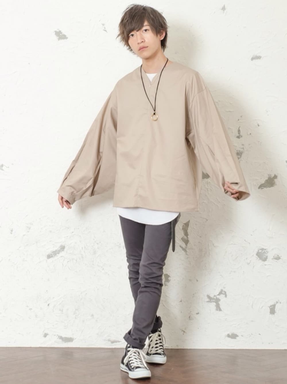 ブラック系のシャツ/ブラウス、ブラック系のその他パンツ、シルバー系のネックレスを着用したメンズの秋コーディネートの1枚目の写真