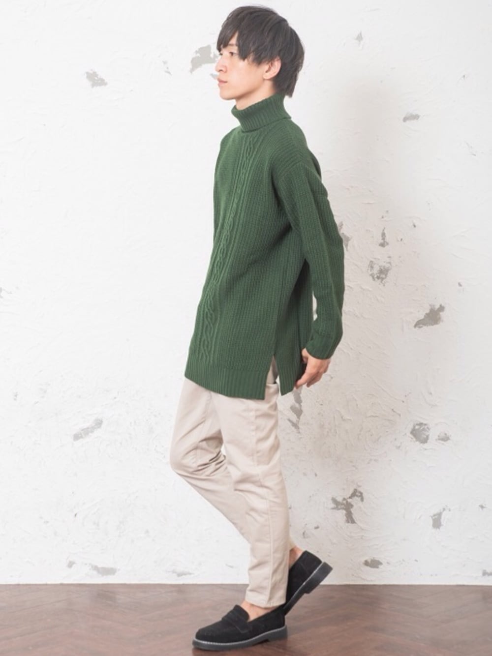 ベージュ系のニット/セーター、ブラック系のチノパンツ、ブラック系のローファーを着用したメンズの秋コーディネートの1枚目の写真