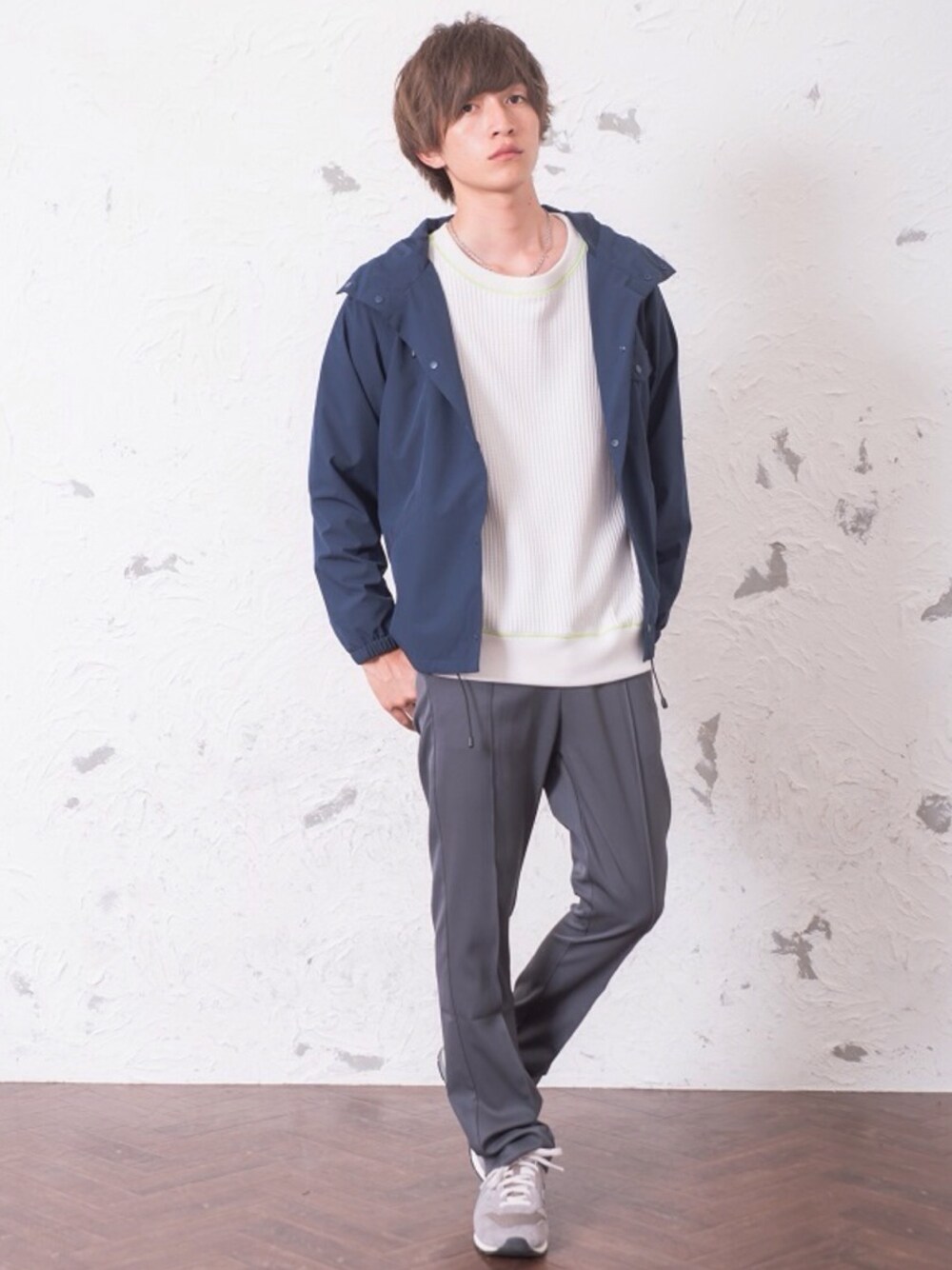 ブルー系のブルゾン、ホワイト系のスウェット、グレー系のその他パンツを着用したメンズの秋コーディネートの1枚目の写真