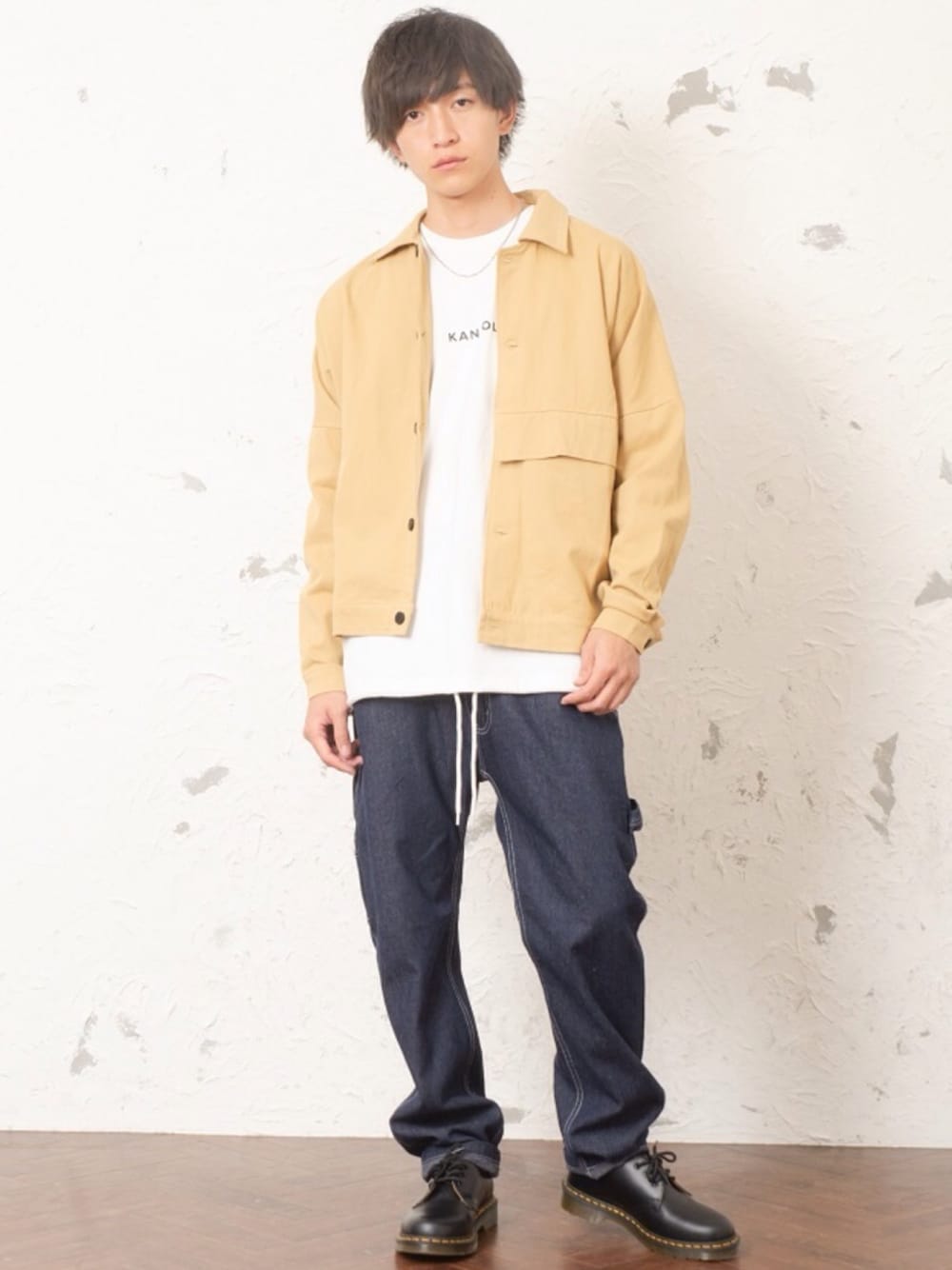 ブラック系のブルゾン、ベージュ系のTシャツ/カットソーを着用したメンズの秋コーディネートの1枚目の写真