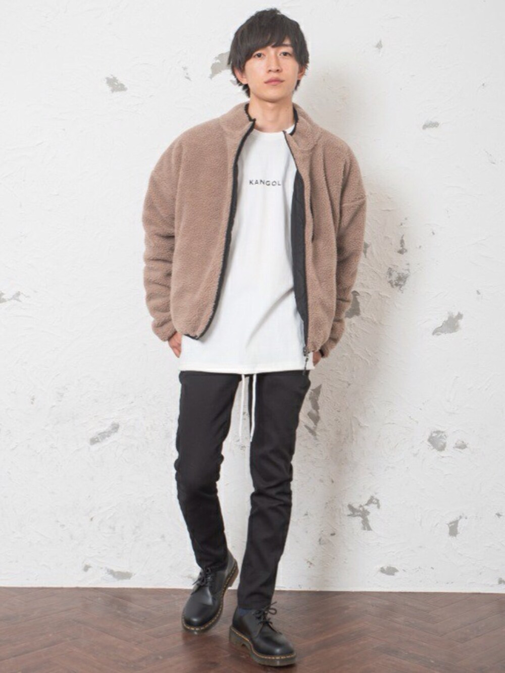 その他のブルゾン、ベージュ系のTシャツ/カットソーを着用したメンズの冬コーディネートの1枚目の写真