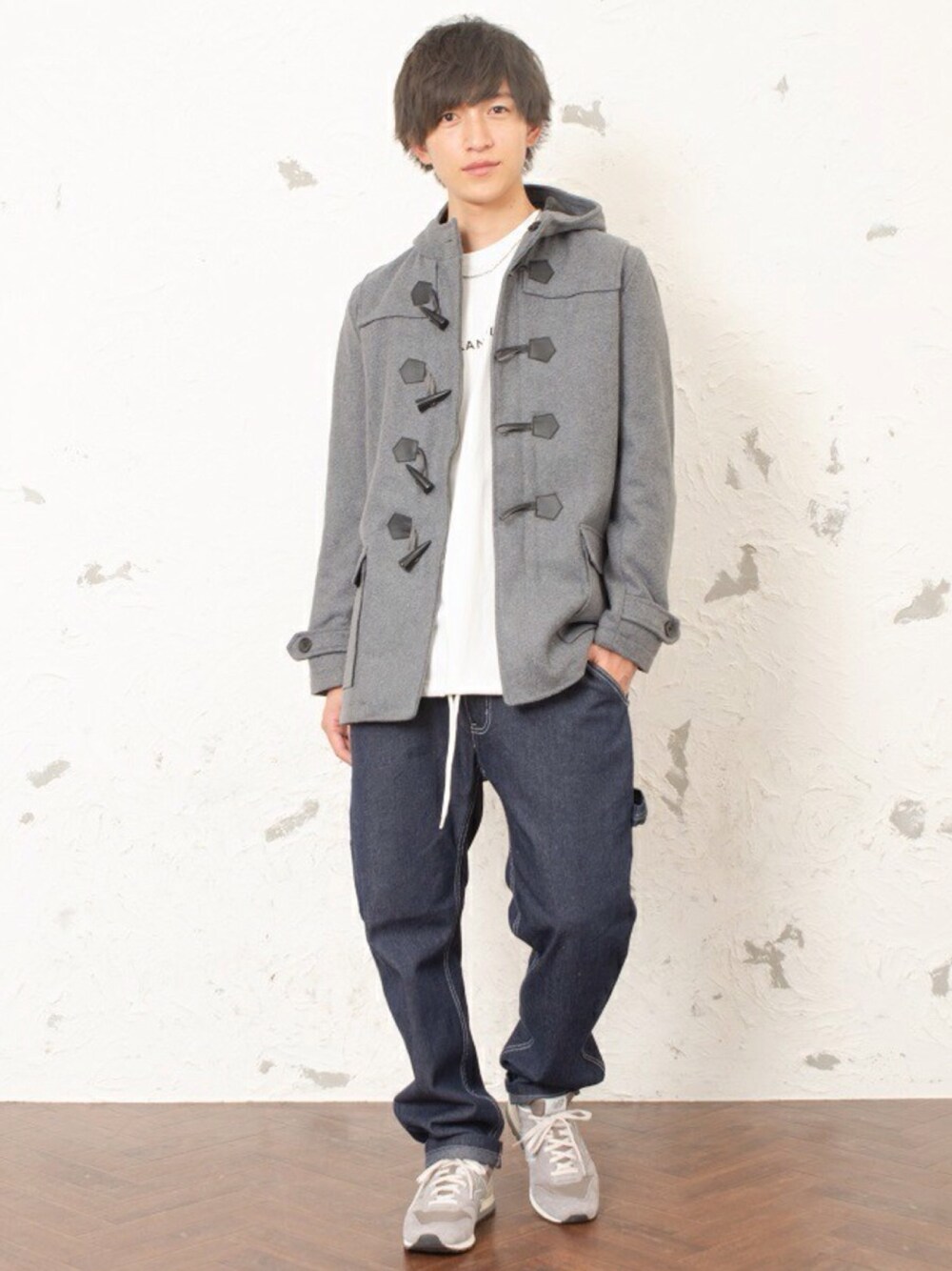 グレー系のダッフルコート、ベージュ系のTシャツ/カットソーを着用したメンズの秋コーディネートの1枚目の写真