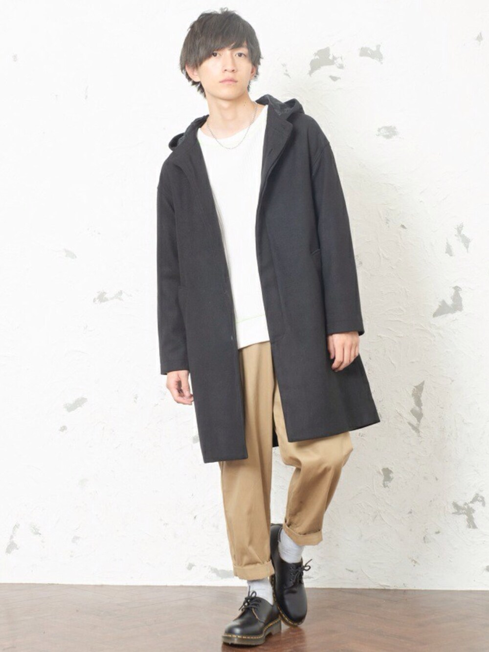 イエロー系のその他アウター、ホワイト系のスウェットを着用したメンズの秋コーディネートの1枚目の写真