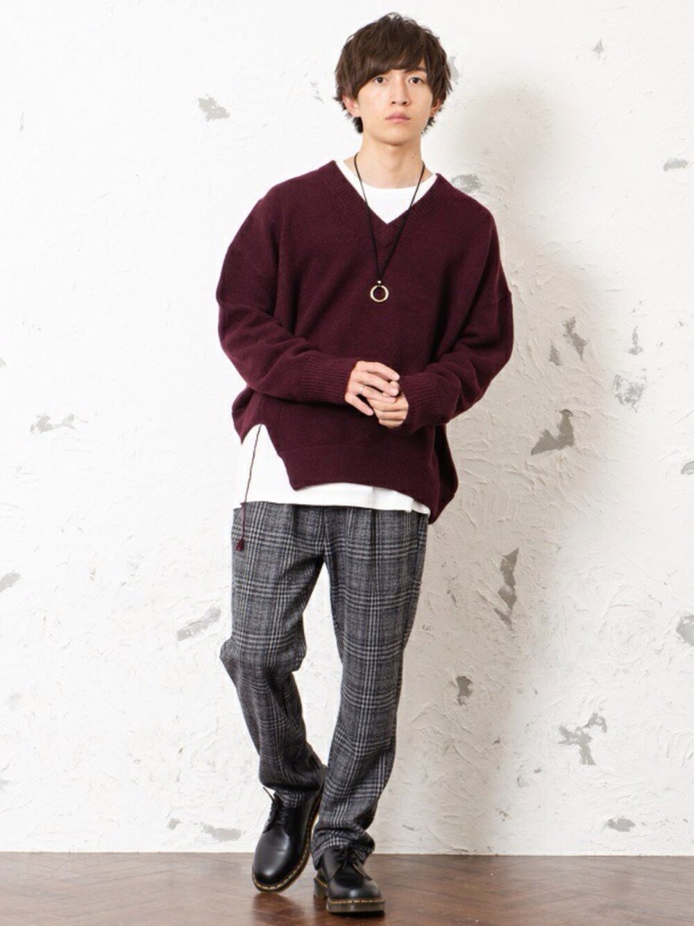 ベージュ系のニット/セーター、ホワイト系のTシャツ/カットソー、ブラック系のスラックスを着用したメンズの冬コーディネートの1枚目の写真