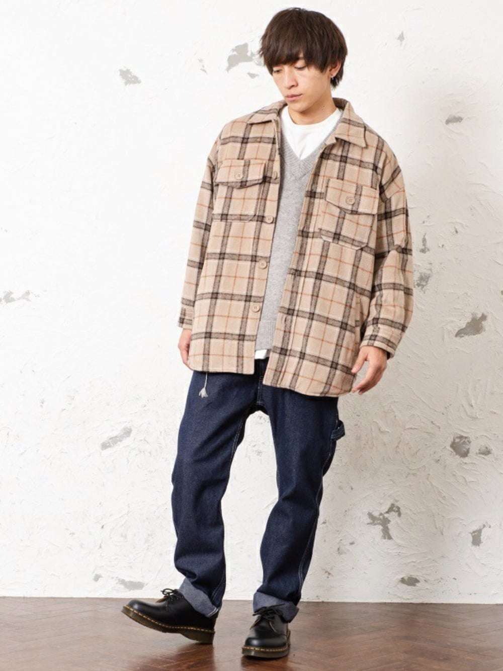 ベージュ系のミリタリージャケット、ホワイト系のTシャツ/カットソー、ベージュ系のニット/セーターを着用したメンズの秋コーディネートの1枚目の写真