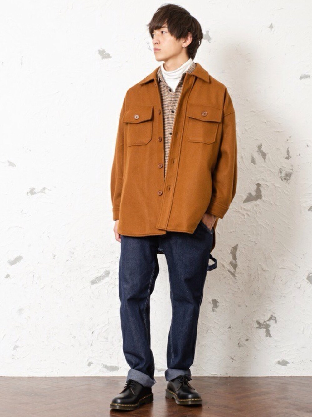 ベージュ系のミリタリージャケット、ベージュ系のシャツ/ブラウス、ホワイト系のTシャツ/カットソーを着用したメンズの秋コーディネートの1枚目の写真