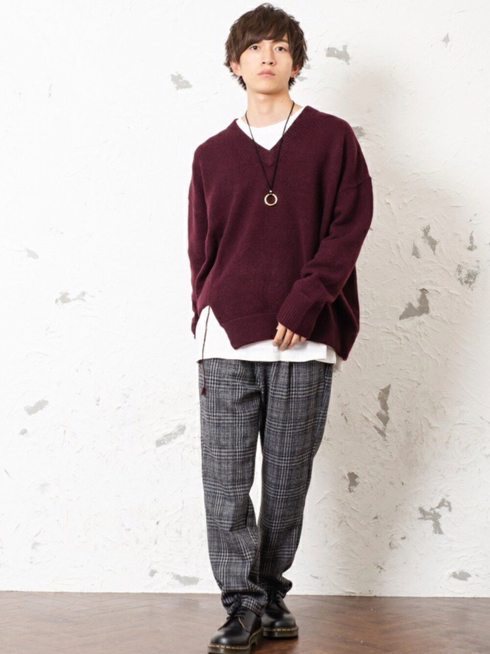 ベージュ系のニット/セーター、ホワイト系のTシャツ/カットソー、ブラック系のスラックスを着用したメンズの冬コーディネートの1枚目の写真