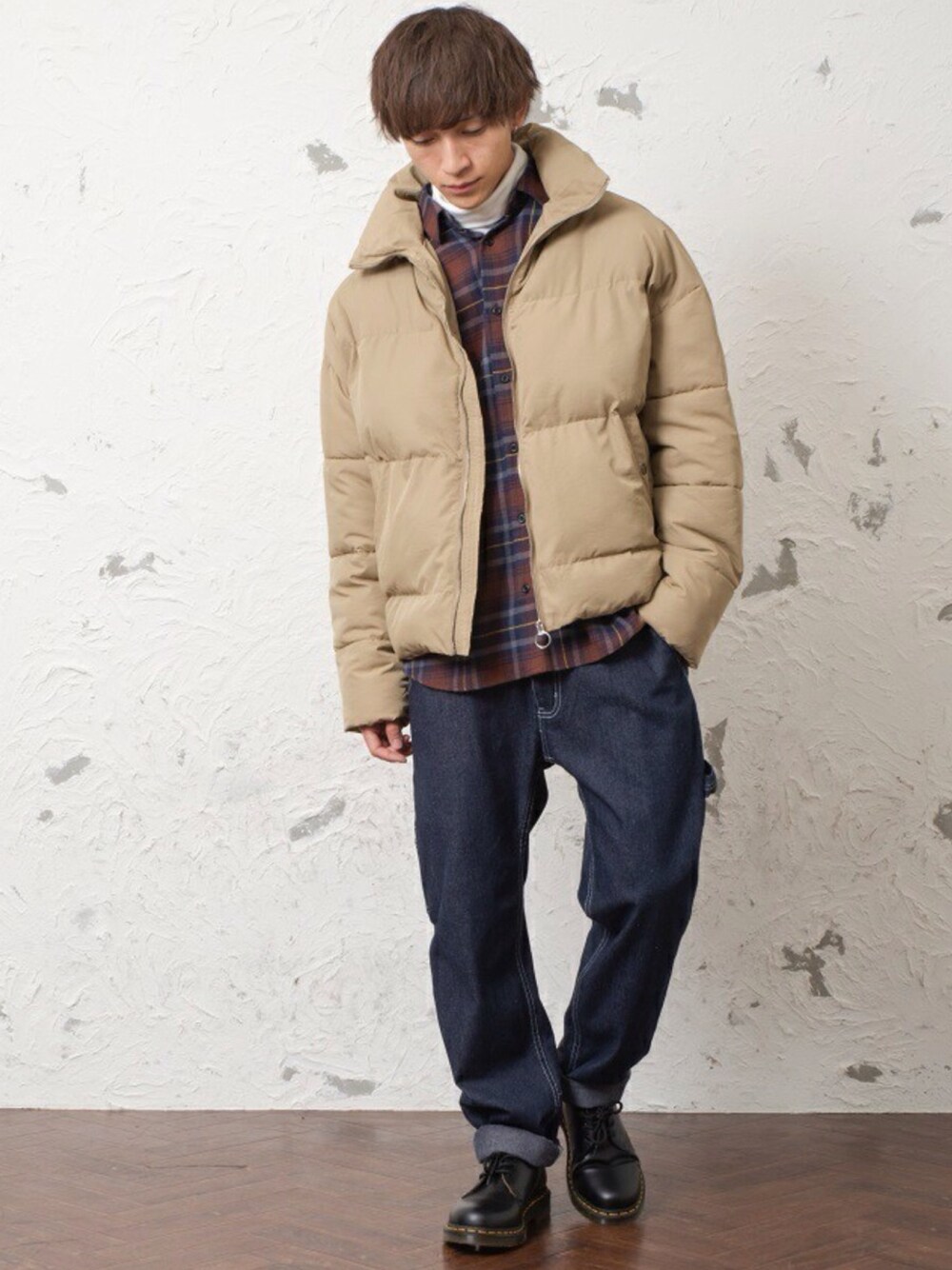 グリーン系のその他アウター、ベージュ系のシャツ/ブラウス、ホワイト系のTシャツ/カットソーを着用したメンズの冬コーディネートの1枚目の写真