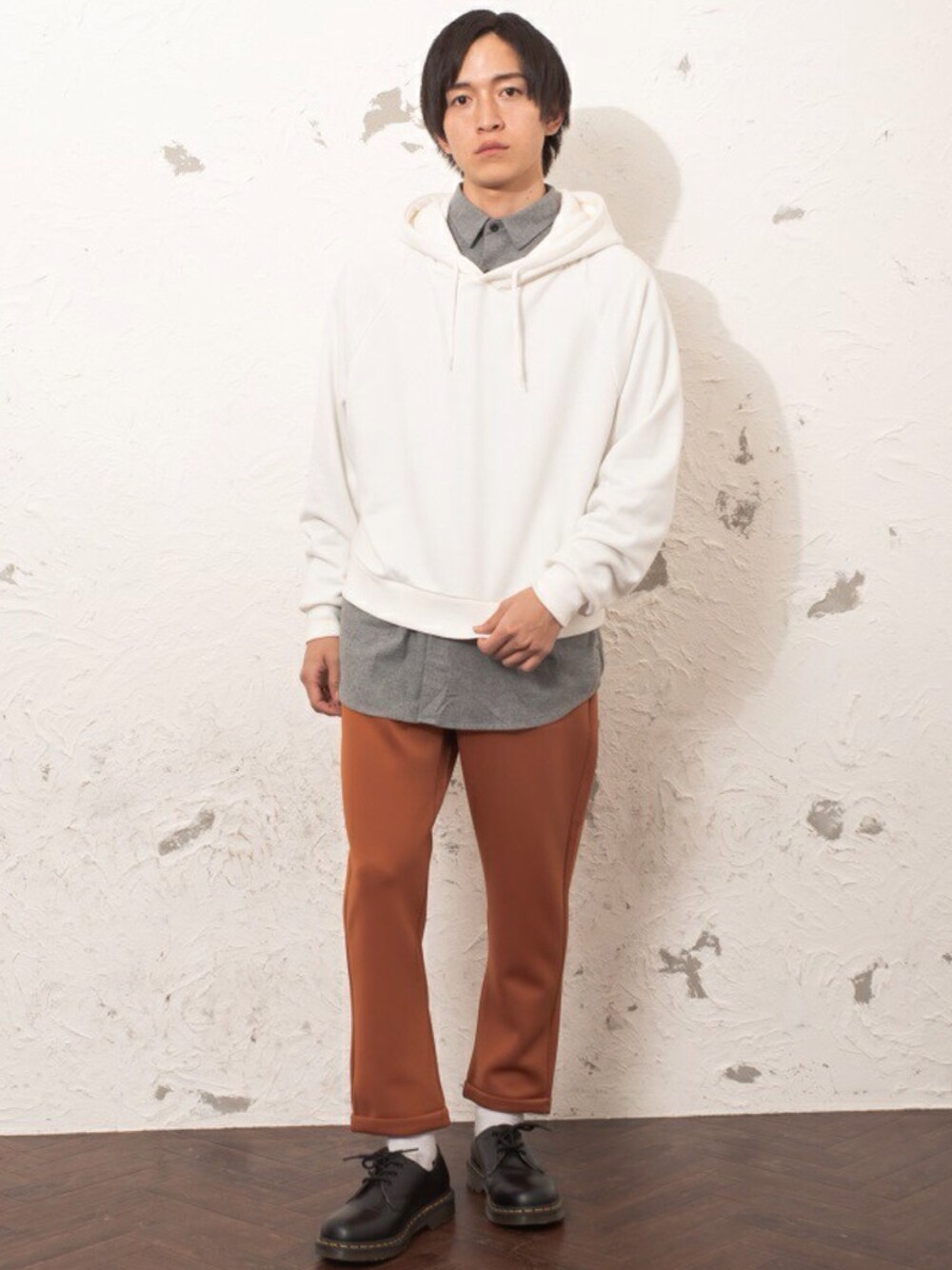 ホワイト系のパーカー、ベージュ系のシャツ/ブラウス、ブラック系のスラックスを着用したメンズの春コーディネートの1枚目の写真