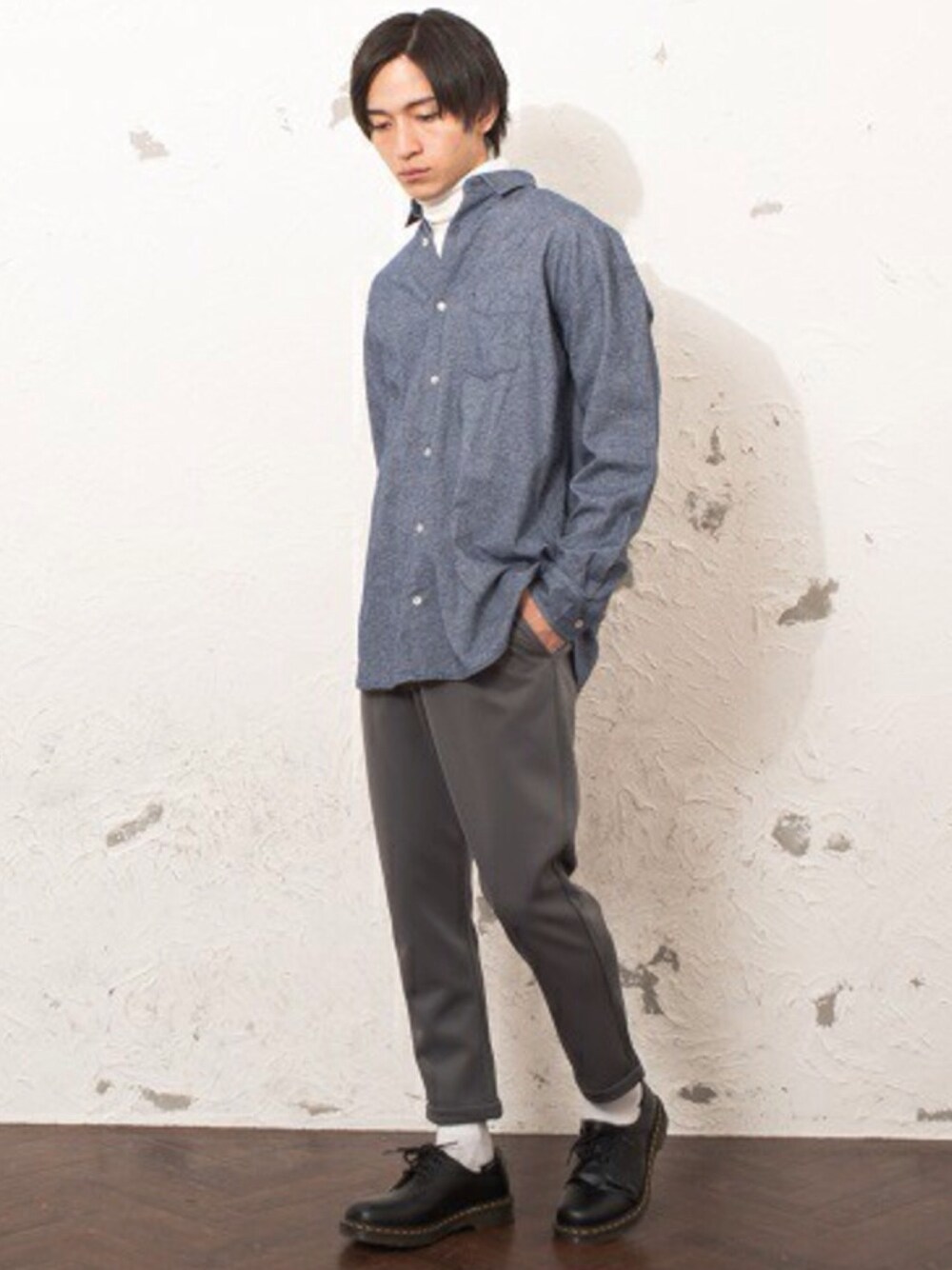 ベージュ系のシャツ/ブラウス、ホワイト系のTシャツ/カットソー、ブラック系のスラックスを着用したメンズの冬コーディネートの1枚目の写真