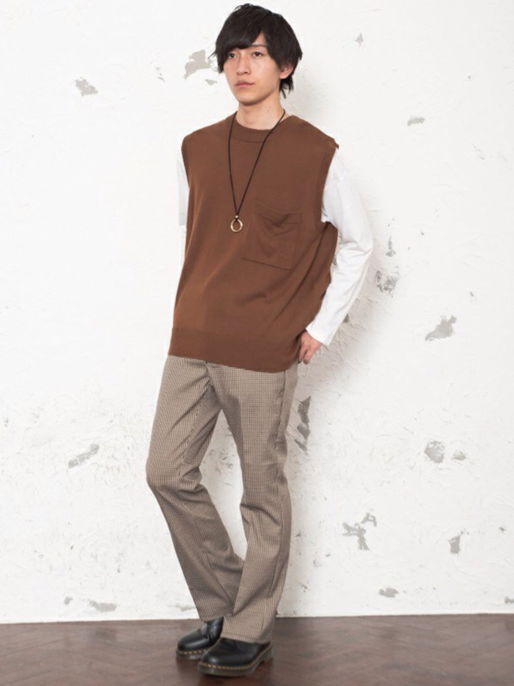 ブラウン系のベストを着用したメンズの冬コーディネートの1枚目の写真