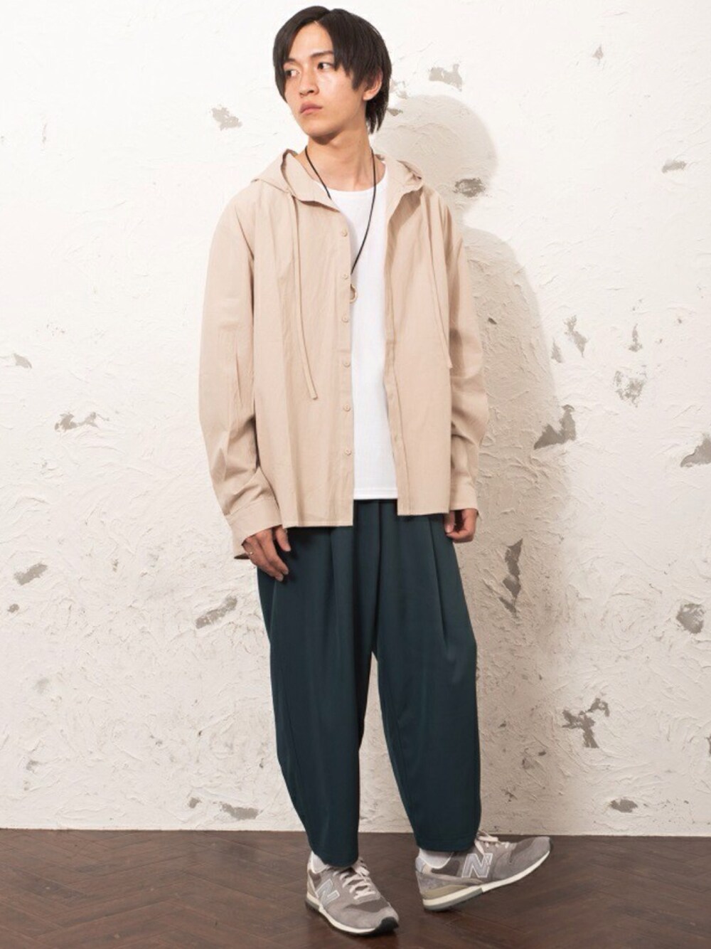 ベージュ系のテーラードジャケット、ブラウン系のその他パンツ、シルバー系のネックレスを着用したメンズの冬コーディネートの1枚目の写真