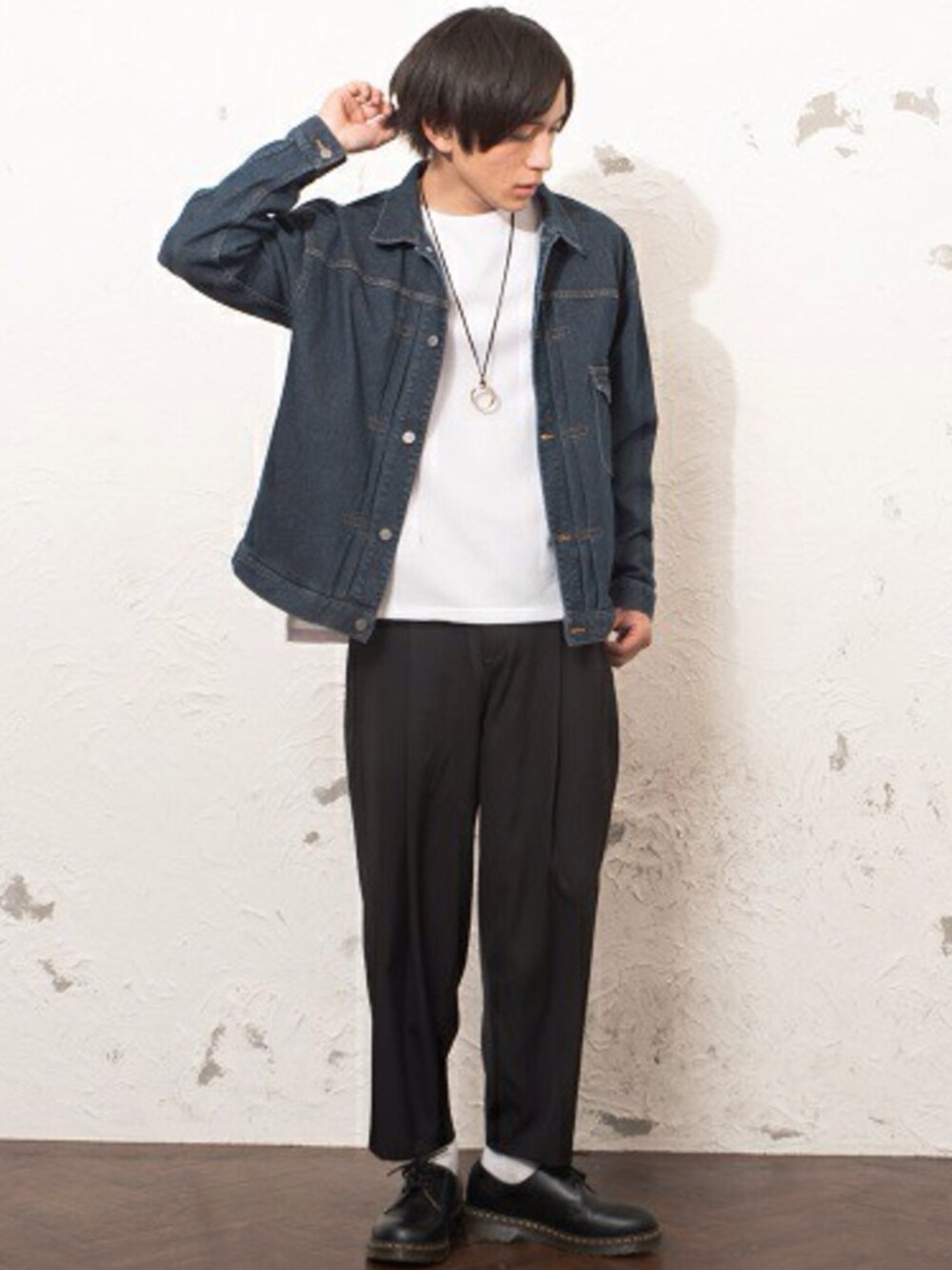 ブラウン系のその他パンツを着用したメンズの春コーディネートの1枚目の写真