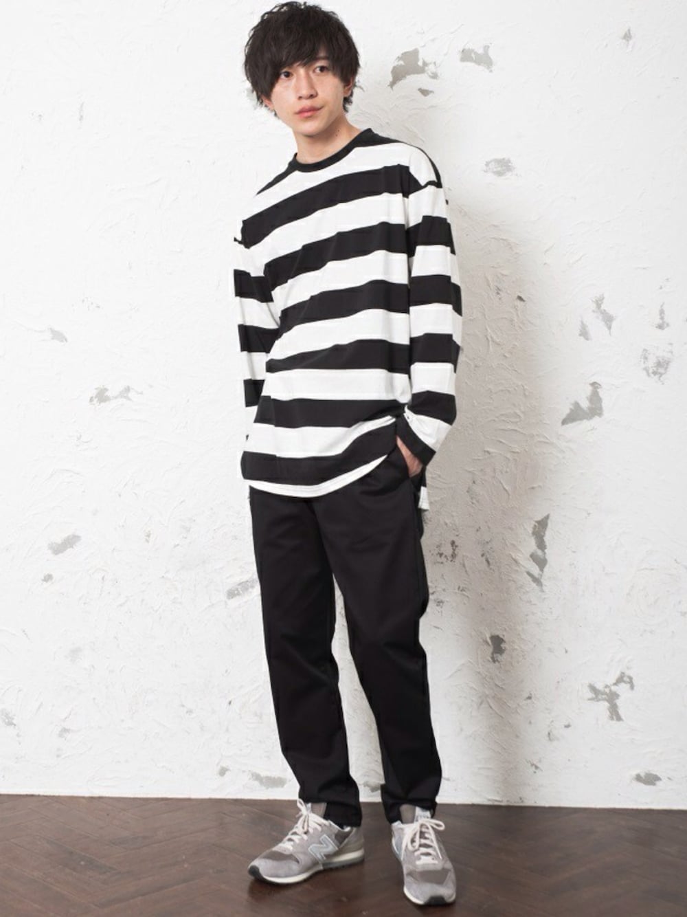 ブラック系のその他パンツ、ブラック系のTシャツ/カットソーを着用したメンズの春コーディネートの1枚目の写真