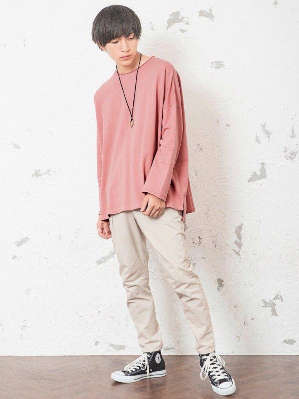 ピンク系のスウェット、シルバー系のネックレスを着用したメンズの冬コーディネートの1枚目の写真