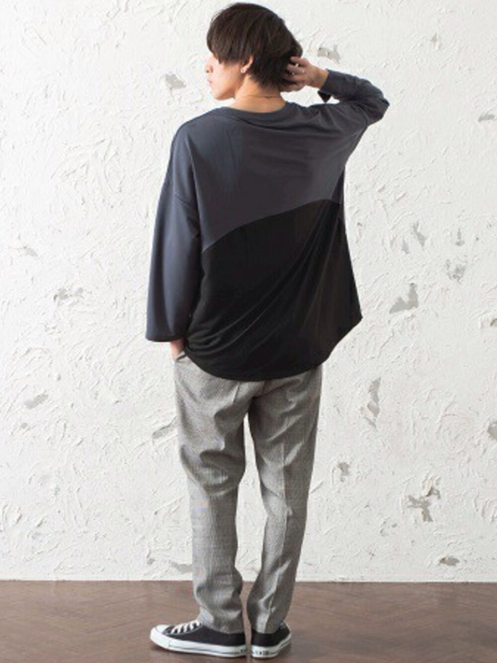 ベージュ系のTシャツ/カットソーを着用したメンズの春コーディネートの1枚目の写真