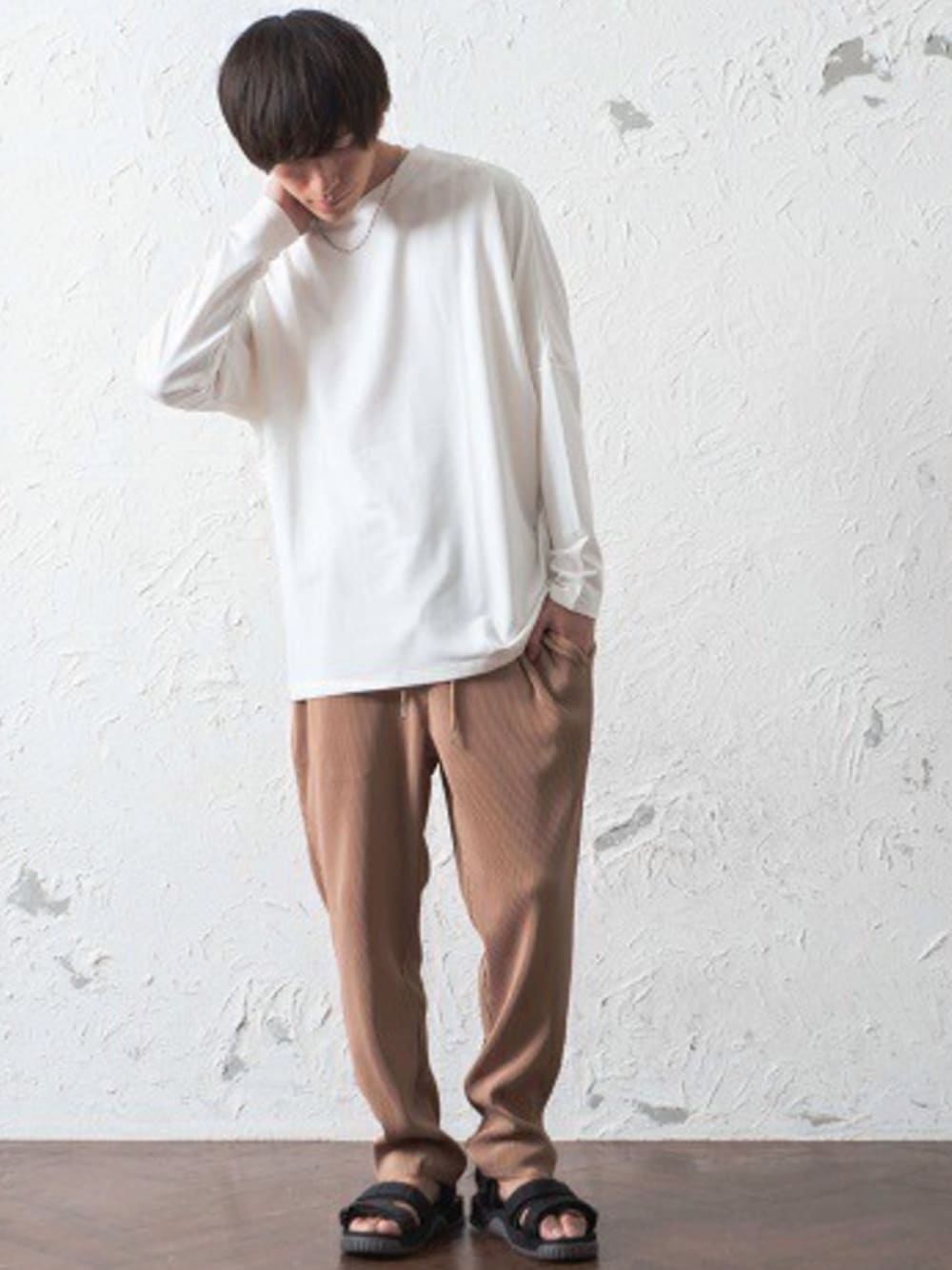 ホワイト系のTシャツ/カットソー、ベージュ系のその他パンツを着用したメンズの春コーディネートの1枚目の写真