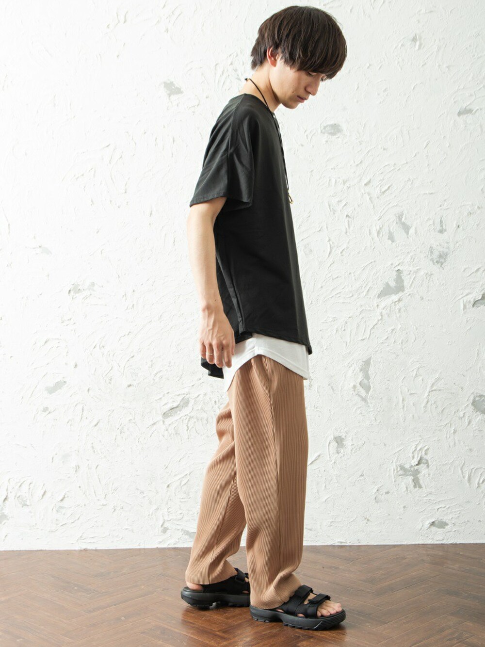 グリーン系のTシャツ/カットソー、ホワイト系のタンクトップ、ベージュ系のその他パンツを着用したメンズの夏コーディネートの1枚目の写真