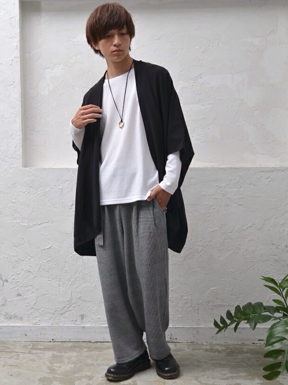 ホワイト系のTシャツ/カットソー、グレー系のスウェットパンツ、ブラック系のカーディガン/ボレロを着用したメンズの秋コーディネートの1枚目の写真