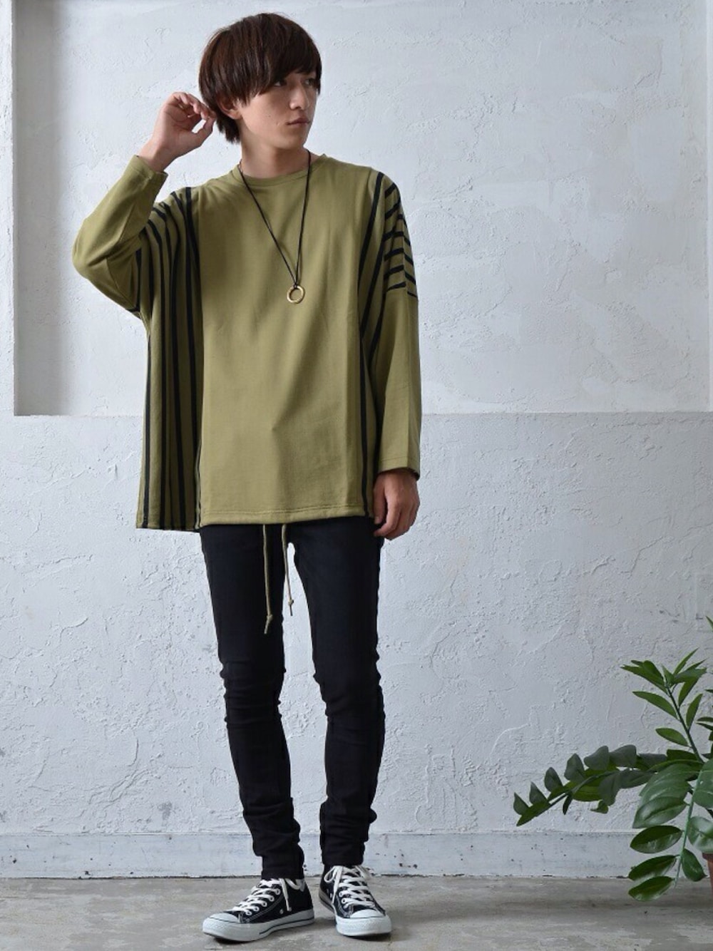 グリーン系のTシャツ/カットソー、ブラック系のチノパンツ、シルバー系のネックレスを着用したメンズの秋コーディネートの1枚目の写真