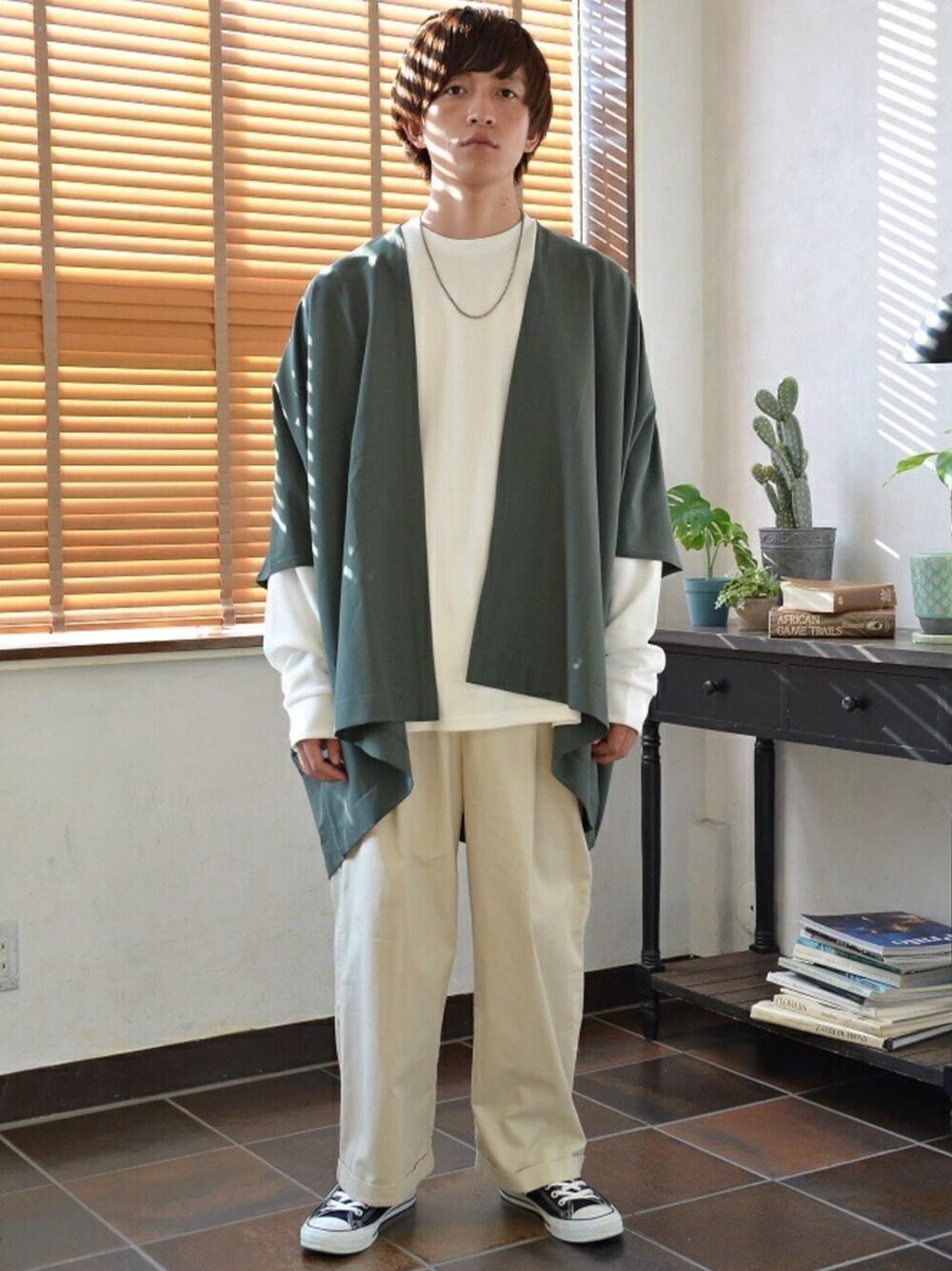 ブラック系のカーディガン/ボレロ、ベージュ系のスラックス、ホワイト系のTシャツ/カットソーを着用したメンズの秋コーディネートの1枚目の写真