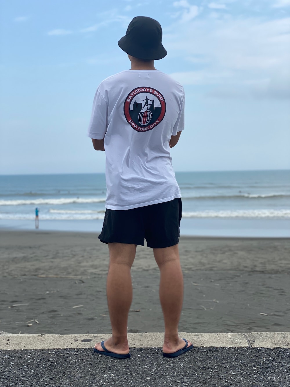 「今日のコーデ、サーフスタイル、Tシャツ、バックプリント、リラックススタイル、休日スタイル、SATURDAYS SURF NYC、SATURDAYS NYC」｜「Saturdays NYCのSurf T-Shirt（Tシャツ/カットソー、ホワイト系）」を使った、Yu-jiさん（メンズ・170cm）の夏コーディネートの1枚目の写真