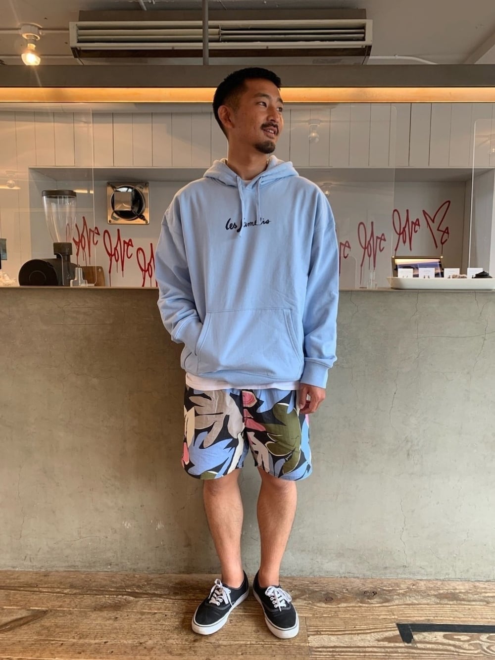 「ファッションの力を信じよう、春コーデ、水色、無地T、柄ショーツ、水陸両用、VANS、ビッグシルエット、SATURDAYS NYC、SATURDAYS SURF NYC」｜「Saturdays NYCのWarren Phillipine Friends Lovers Hoodie（パーカー、ブルー系）」を使った、Yu-jiさん（メンズ・170cm）の春コーディネートの1枚目の写真