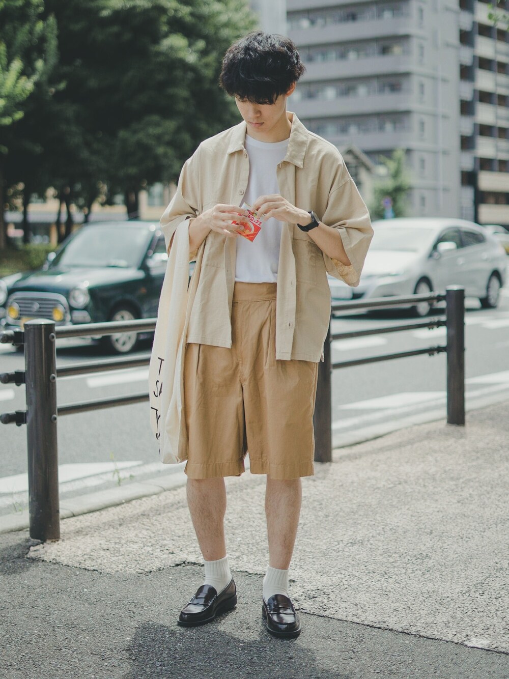 ベージュ系のシャツ/ブラウス、ホワイト系のTシャツ/カットソー、ベージュ系のその他パンツを着用したメンズの夏コーディネートの1枚目の写真