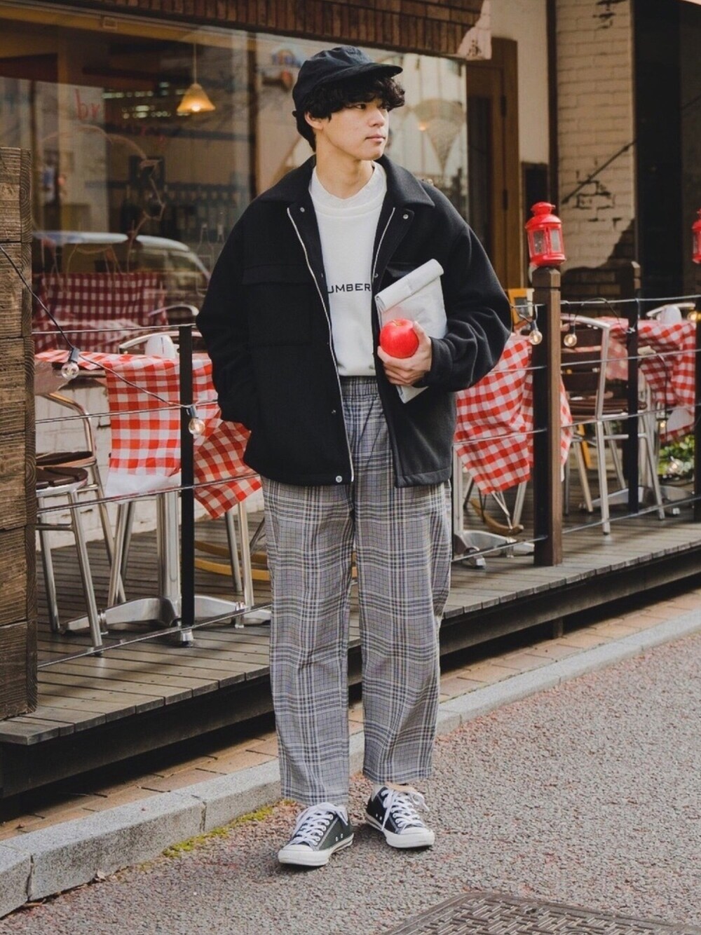 ブラック系のブルゾン、ホワイト系のTシャツ/カットソー、ホワイト系のシャツ/ブラウスを着用したメンズの冬コーディネートの1枚目の写真