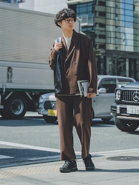 「アイテム（セットアップ、ブラウン系）」を使った、三木 克海さん（メンズ・175cm）の春コーディネート