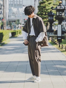 「巾着バッグ」｜「アイテム（セットアップ）」を使った、三木 克海さん（メンズ・175cm）の春コーディネート