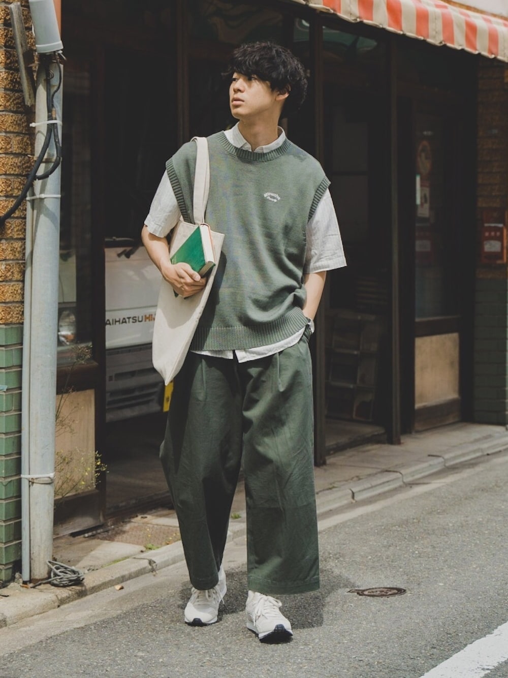 「これが私をアゲる服、ベスト、ニットベスト、シャツスタイル、チノパン、ワイドパンツ、スニーカー、トートバッグ、夏コーデ、きれいめカジュアル」｜「kutirのサマーニットベスト（ベスト、グリーン系）」を使った、三木 克海さん（メンズ・175cm）の春コーディネートの1枚目の写真
