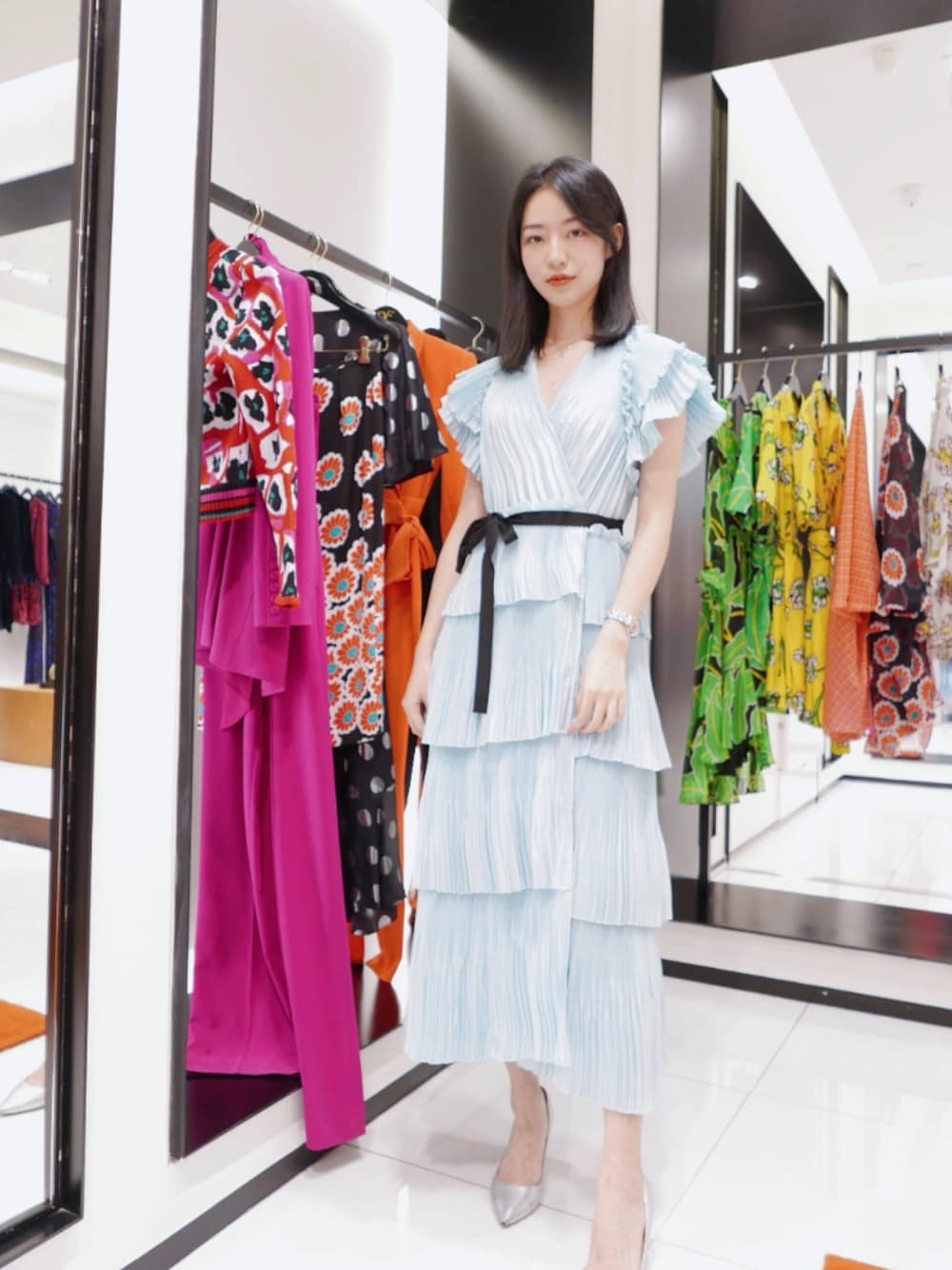 「DVF」｜「DVFのアイテム（ワンピース/ドレス、ブルー系）」を使った、Moguさん（レディース・165cm）の秋コーディネートの1枚目の写真