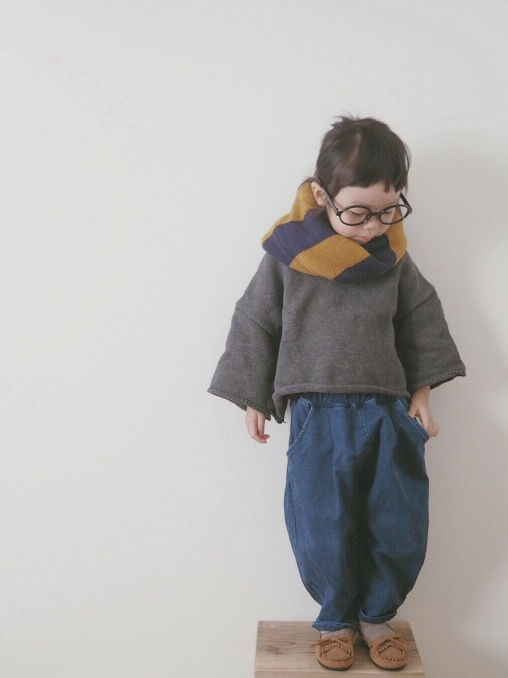 グレー系のニット/セーター、その他のその他、その他のその他を着用したキッズの冬コーディネートの1枚目の写真