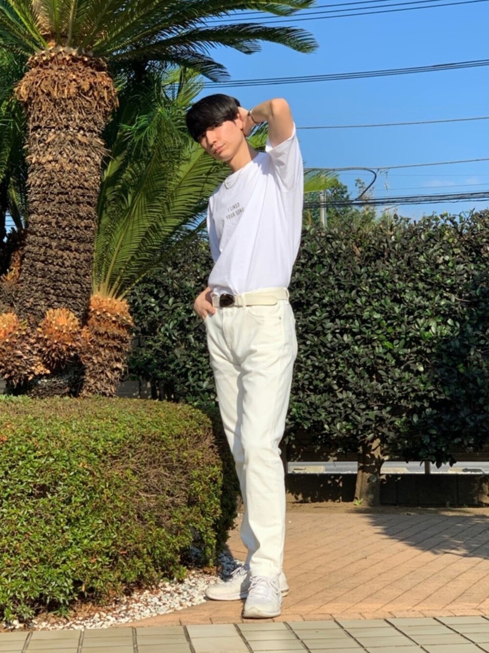 ホワイト系のTシャツ/カットソー、ホワイト系のデニムパンツ、ホワイト系のベルトを着用したメンズの夏コーディネートの1枚目の写真